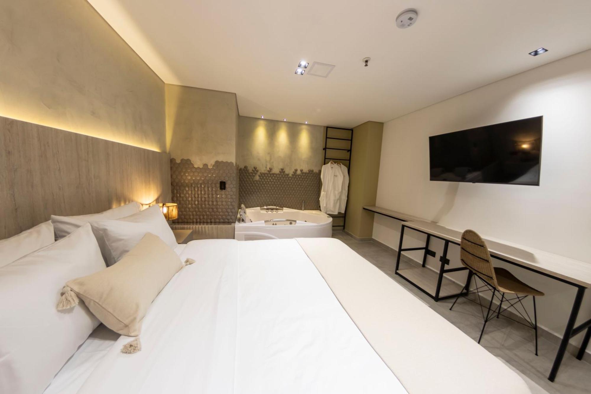 Sonata 44 Hotel Laureles Medellin Bagian luar foto