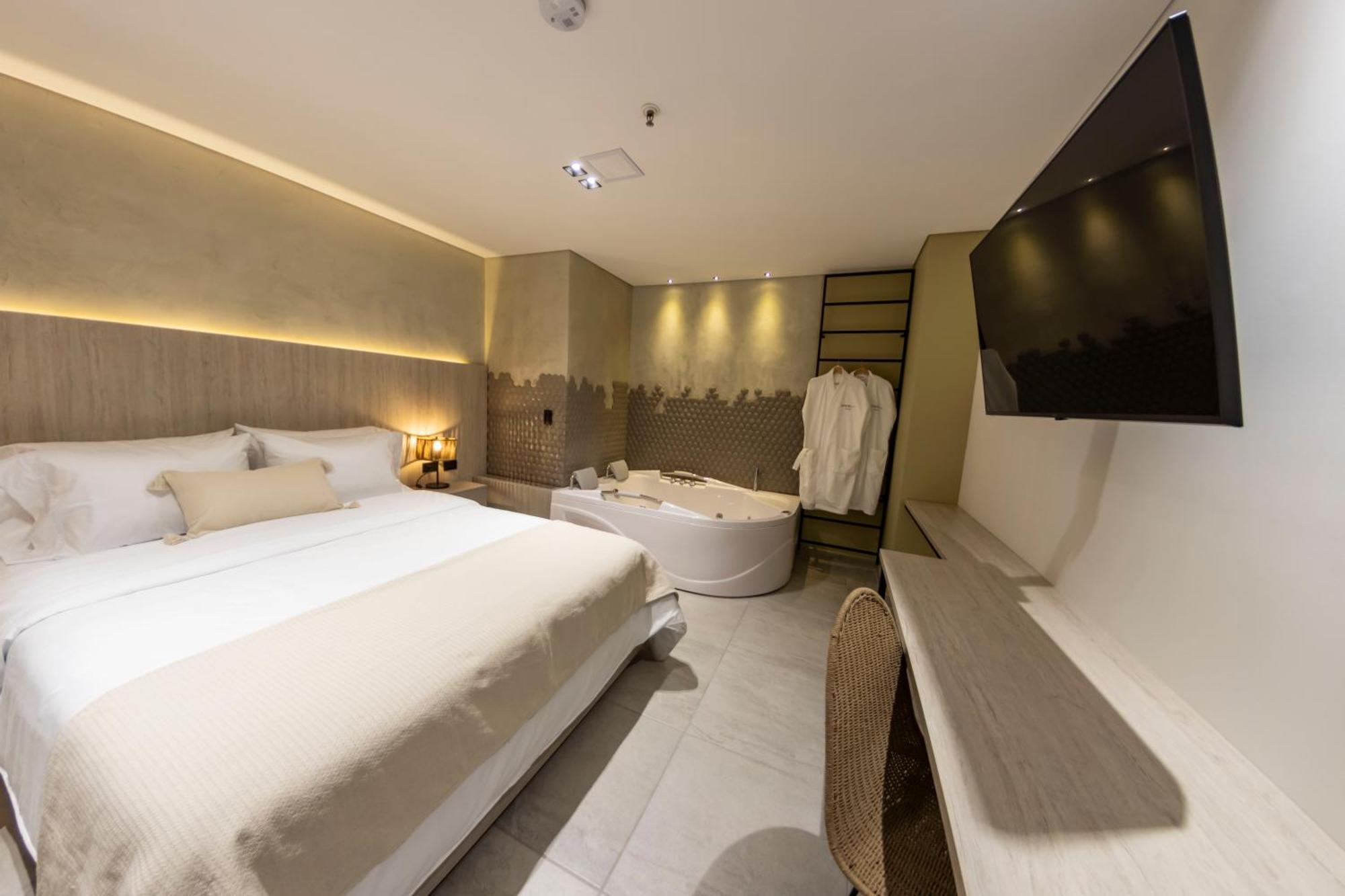Sonata 44 Hotel Laureles Medellin Bagian luar foto