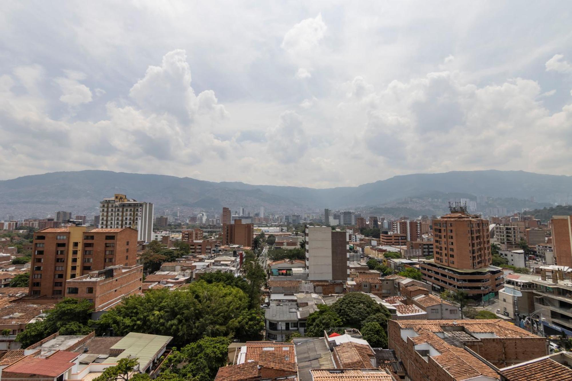 Sonata 44 Hotel Laureles Medellin Bagian luar foto