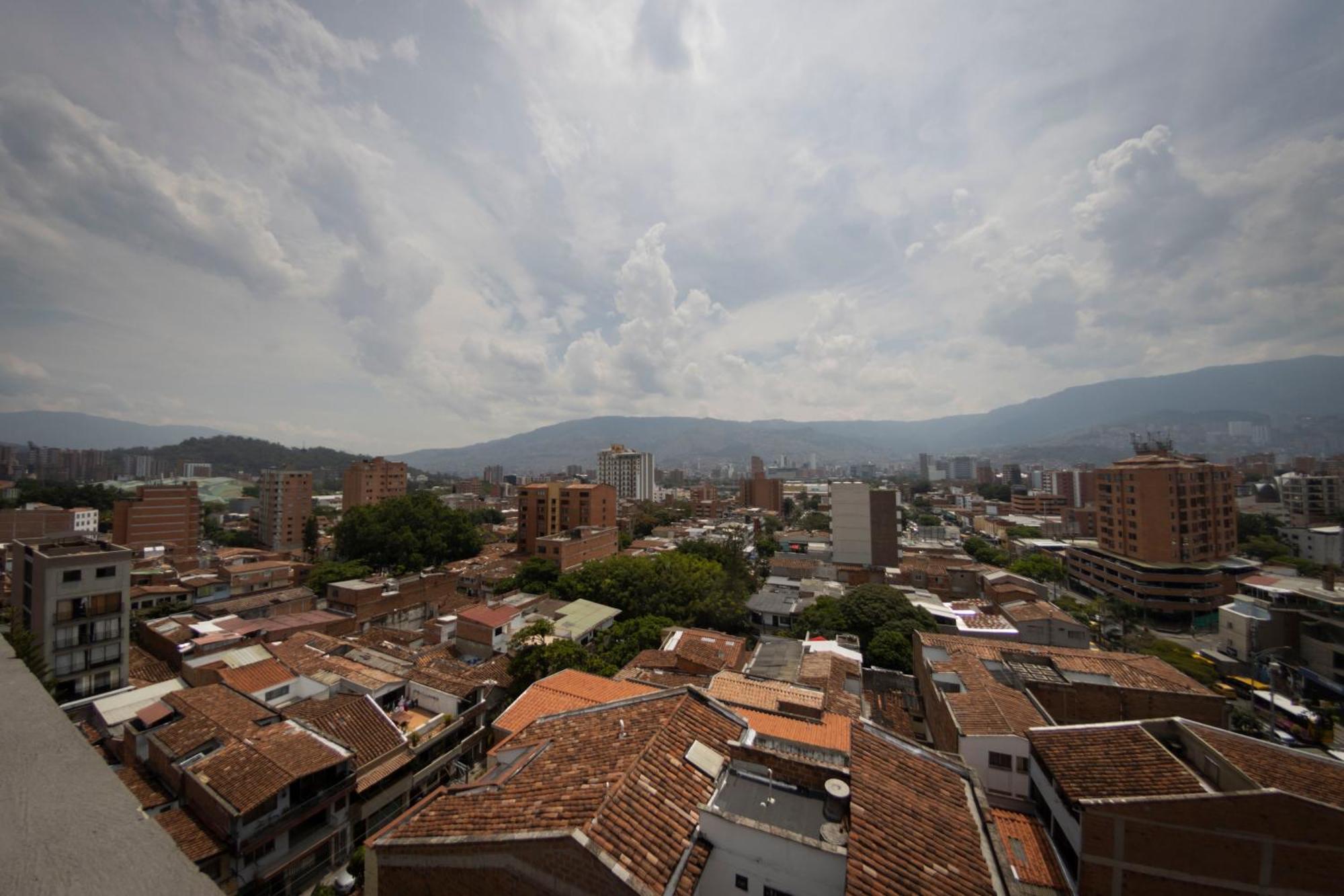 Sonata 44 Hotel Laureles Medellin Bagian luar foto