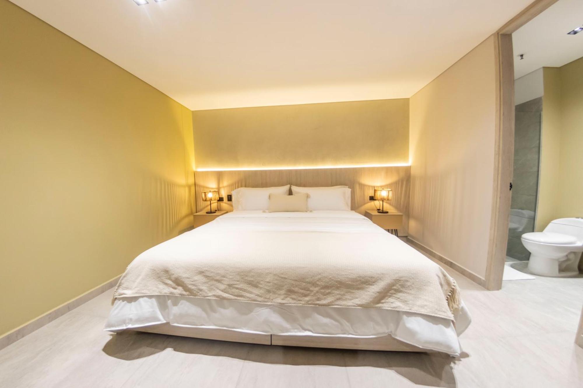 Sonata 44 Hotel Laureles Medellin Bagian luar foto