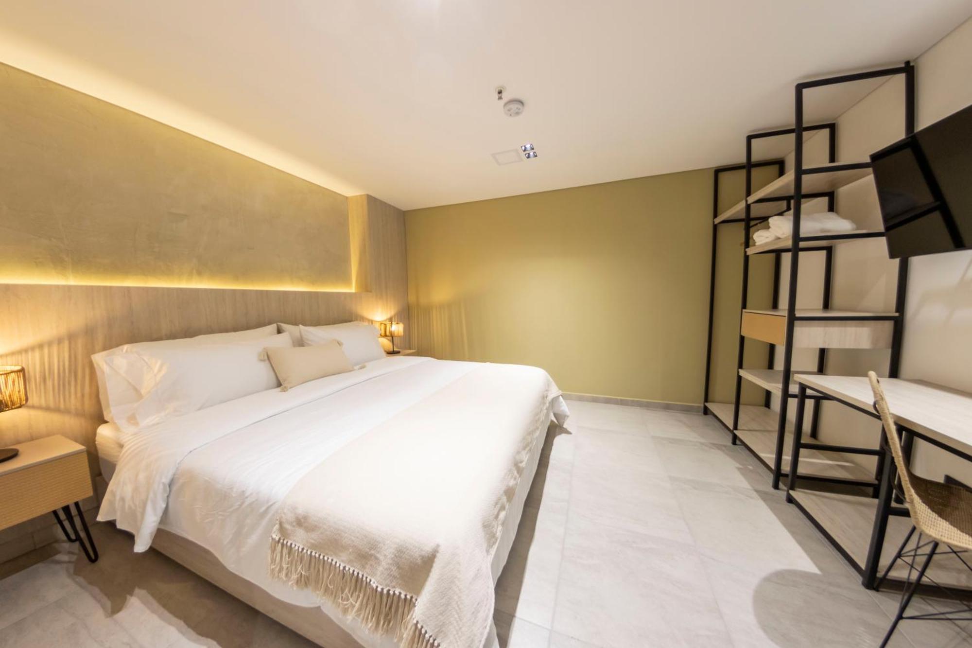 Sonata 44 Hotel Laureles Medellin Bagian luar foto