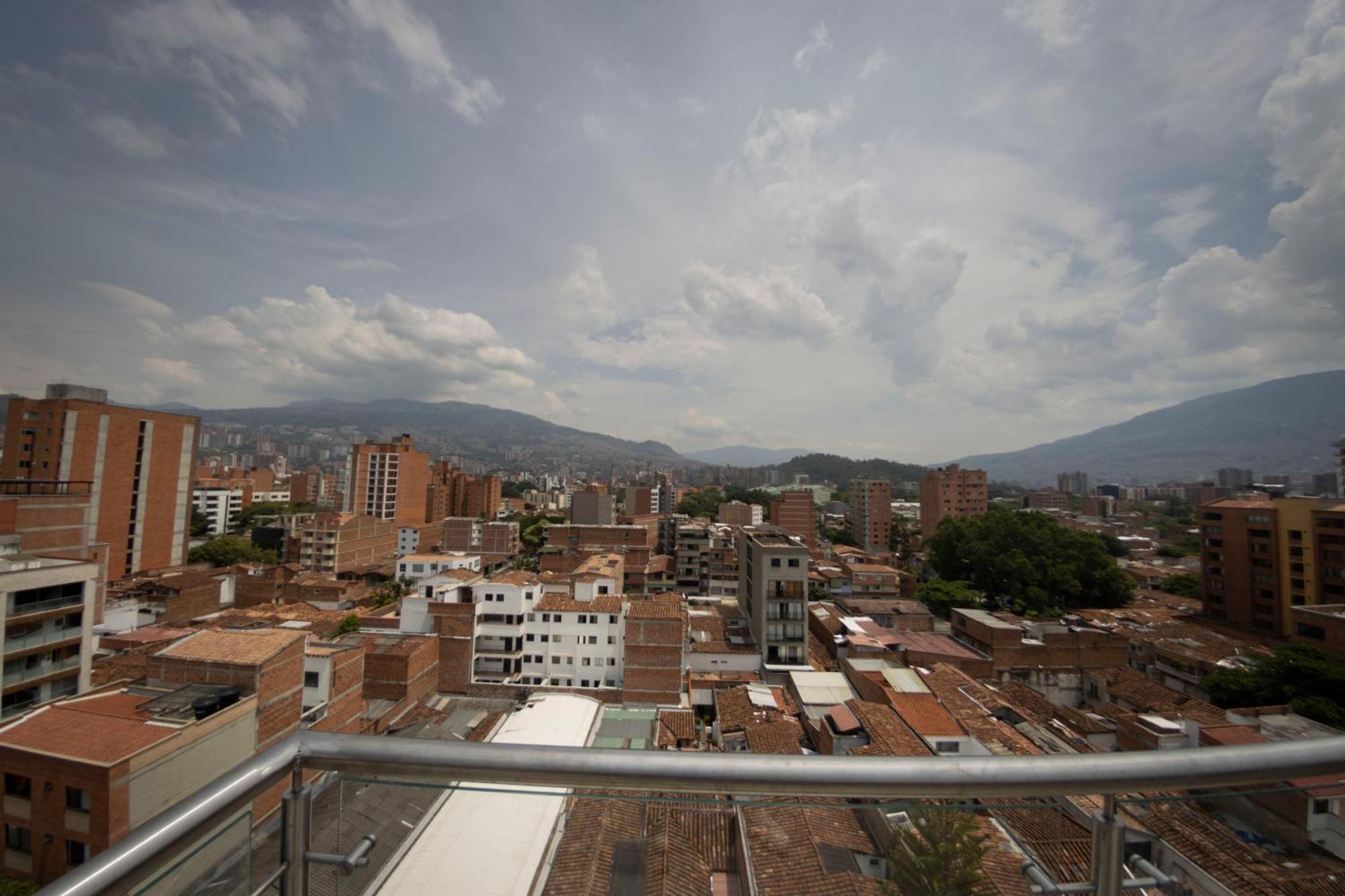 Sonata 44 Hotel Laureles Medellin Bagian luar foto